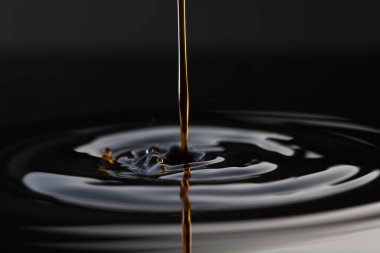 Soya sosu döküyorum. Görüntüyü kapat