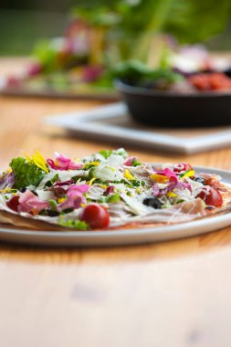 Domates, jambon, soğan ve zeytinli taze sebze salatası. İtalyan yemeği..