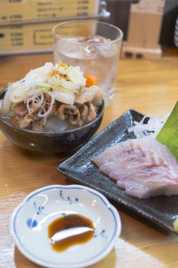 Bir restoranda yakalanan hakiki Asya yemeği.