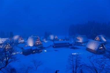 Shirakawago 'nun gece görüşü. Japonya 'da kış. unesco Dünya Mirası