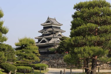 Matsumoto kalesi, Nagano şehri, Japonya. Güzel hava ve çevre ile çevrili.