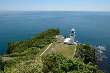 Sahildeki deniz fenerinin büyüleyici manzarası