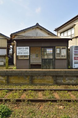 Japon şehrindeki eski tren istasyonunun gündüz görüşü