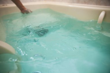 Banyonun içinde mavi suyla banyo.