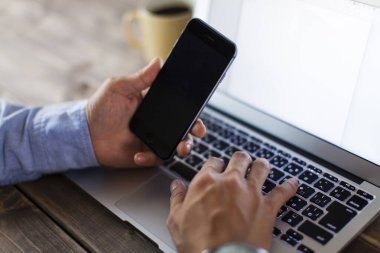 Siyah cep telefonu, kopya alanı olan cep telefonu, ders için beyaz boş ekran. İletişim, insan iletişimi, teknoloji elektronik aygıtı.