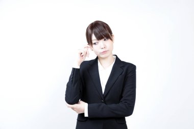 Beyaz takım elbiseli güzel Asyalı iş kadını portresi.