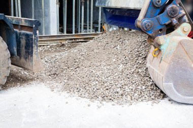 İnşaat alanındaki çakıl taşı ve inşaat alanı yığını.