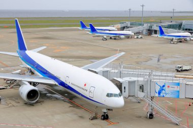 Tokyo Uluslararası Havaalanı olarak da bilinen Haneda Havaalanı Terminali 1 'deki yolcu uçakları. Japonya 