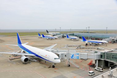 Tokyo Uluslararası Havaalanı olarak da bilinen Haneda Havaalanı Terminali 1 'deki yolcu uçakları. Japonya 