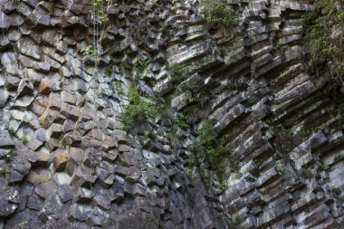 Kaya oluşumlarıyla mağaranın güzel doğal manzarası   