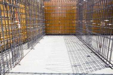 İnşaat alanında çelik takviyesi kullanılıyor. 