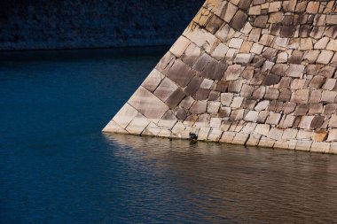 Nehirdeki eski taş duvar