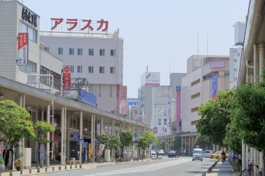 Japonya 'da şehir merkezinde. Şehir binaları ve arabalı yollar  