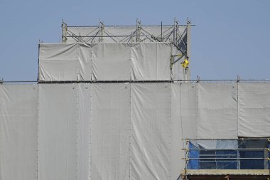 Gökyüzü altındaki yenileme sırasında binanın dış iskelesini kaplayan yapı.