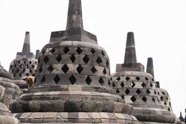 Magelang Regency 'deki Borobudur Budist Tapınağı' ndaki stupaların güzel mimarisi, Magelang şehri ve Endonezya 'nın merkezindeki Muntilan kasabası,
