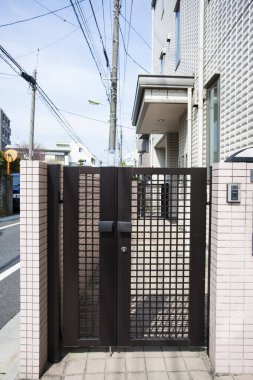 Japonya 'daki apartmanın giriş kapısı. 