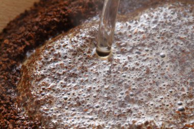 Kahve hazırlama sürecinin taze öğütülmüş kahve çekirdekleri ile yakın plan görüntüsü