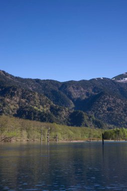 Dağlardaki güzel göl manzarası