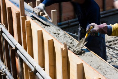 İnşaat alanında çimento kullanan işçiler, kapatın.