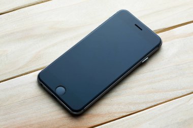 siyah akıllı telefon ahşap masada.