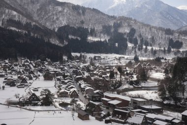 Japonya 'da kış mevsiminde geleneksel Japon Shirakawa köyü. Unesco Dünya Mirası