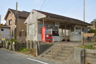 Kaishikajima İstasyonu güneşli bir günde, Japonya