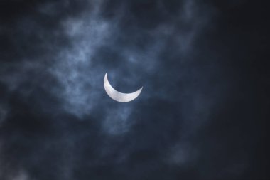 Karanlık gökyüzünde ay.