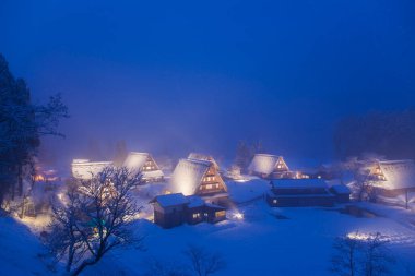 Shirakawago 'nun gece görüşü. Japonya 'da kış. unesco Dünya Mirası