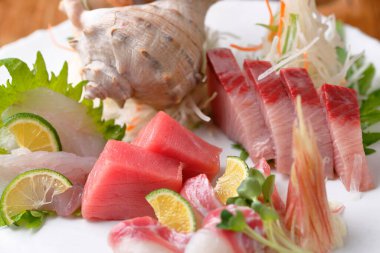 Tabakta taze deniz ürünleri, Japon mutfağı konsepti, yakın çekim. 