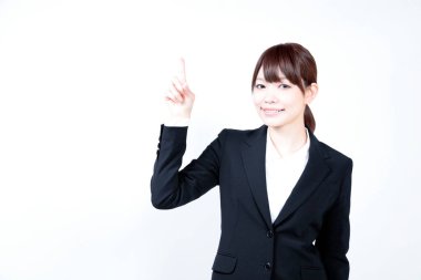 Beyaz takım elbiseli güzel Asyalı iş kadını portresi.