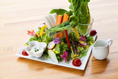 Taze bahar sebzeleri masada.