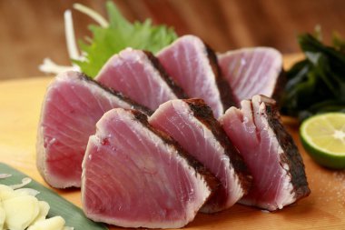 Tabakta taze deniz ürünleri, Japon mutfağı konsepti, yakın çekim. 