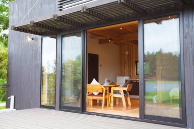 Şık bir şehir otel odasının kusursuz bitişine bir göz atın..