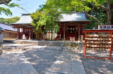 Güzel antik Japon tapınağının manzaralı görüntüsü.