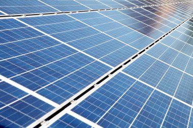 Şehirdeki güneş panellerine yakın çekim