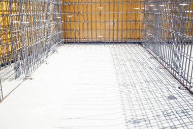 İnşaat alanında çelik takviyesi kullanılıyor. 