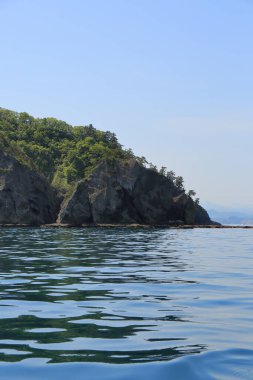 Yeşil dağlı deniz kıyısı 