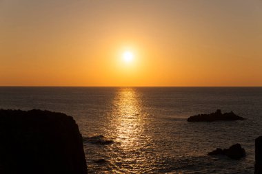 Doğa arka planında güzel kayalık kıyı şeridi