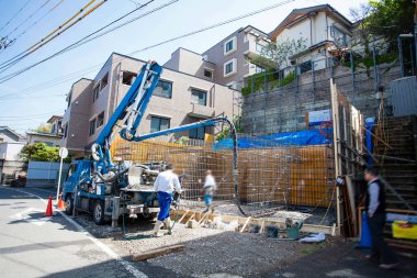 İnşaat alanı manzarası. Tokyo, Japonya 'da bir apartman inşaatı