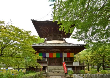 Güzel antik Japon tapınağının manzaralı görüntüsü.