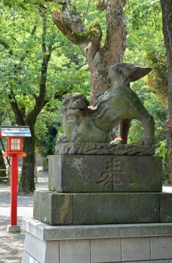 Parktaki aslan heykeli.