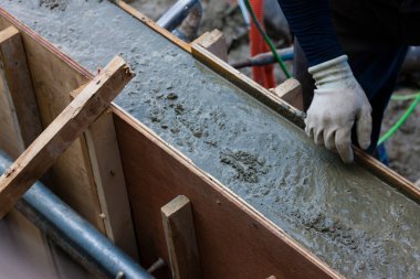 İnşaat alanında çimento kullanan işçiler, kapatın.