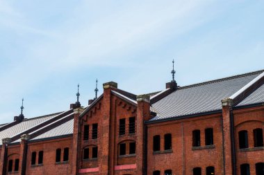 Eski kırmızı tuğlalı bina dış görünüşü. 
