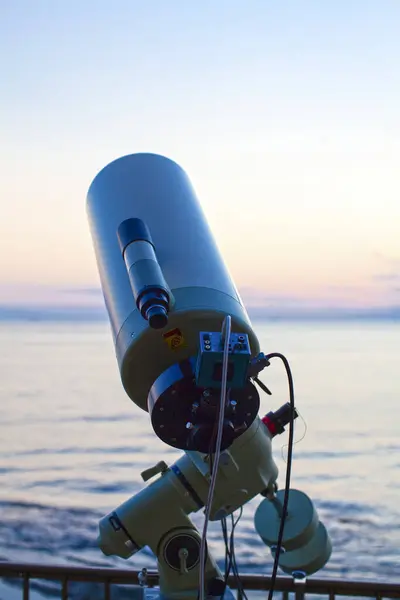 Widok Bliska Teleskop Nad Morzem — Zdjęcie stockowe