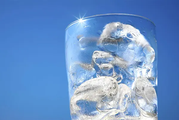 Ijsblokjes Een Helder Glas Tegen Blauwe Lucht — Stockfoto