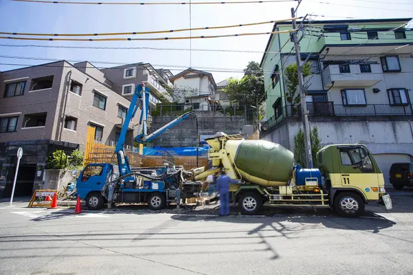 İnşaat alanı manzarası. Tokyo, Japonya 'da bir apartman inşaatı