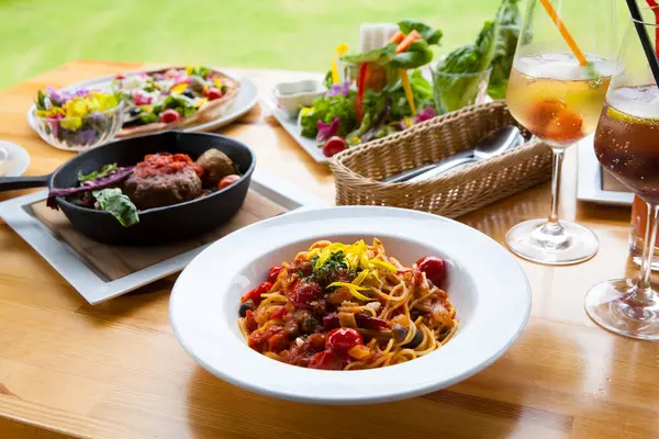 테이블 이탈리아 스파게티 볼로냐 샐러드 야채가있는 고기에 다양한 — 스톡 사진