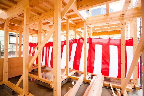 Nyt Hus Opførelse Træbjælker Dekoreret Med Rød Hvid Stribet Tekstil - Stock-foto