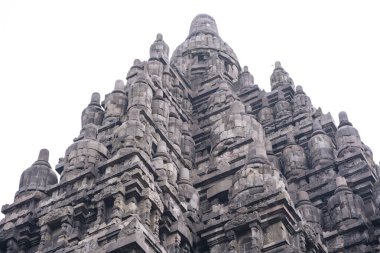 Prambanan, Endonezya 'nın güneyindeki Yogyakarta Özel Bölgesi' nde bulunan 9. yüzyıl Hindu tapınağı yerleşkesi, Trimrti 'ye adanmış, Tanrı' nın Yaratıcı (Brahma), Koruyucu (Vishnu) ve Yok Edici (Shiva) olarak adanmıştır.)