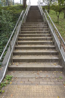 Şehirdeki çelik parmaklıklı boş merdivenlerin alçak açılı görüntüsü